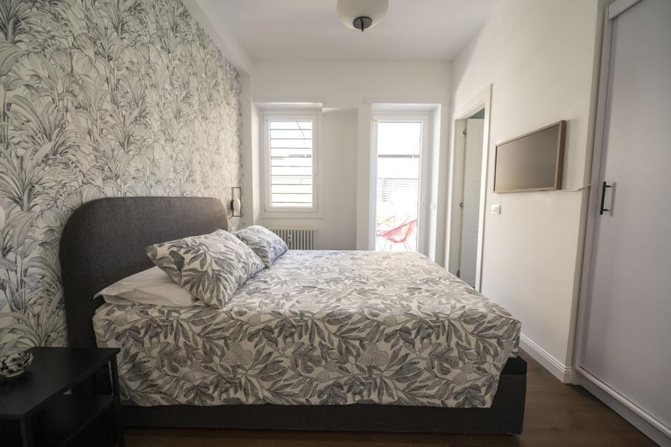 Bed, TV and multimedia, Photo of the whole room, Bedroom