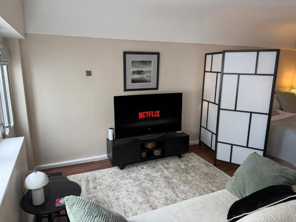 Tranquil Studio - Sleeps 2 & Private Parking Apartment in Liverpool