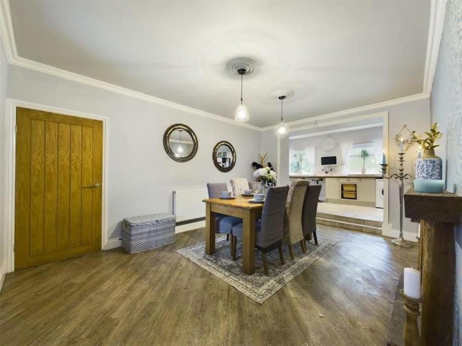 -- Huge -- 5-bedroom home & Private Gym by Tailored Accommodation House in Wales