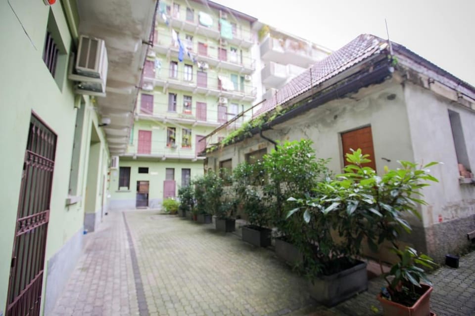 Only 10 min to Duomo with Free Private Parking - Milan Easy Living Apartment in Milan