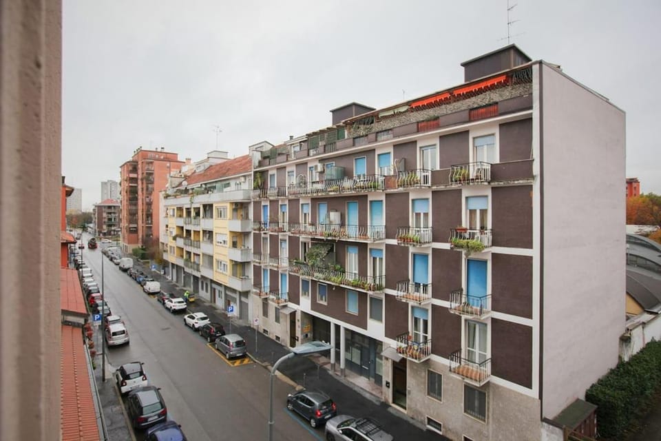 Only 10 min to Duomo with Free Private Parking - Milan Easy Living Apartment in Milan