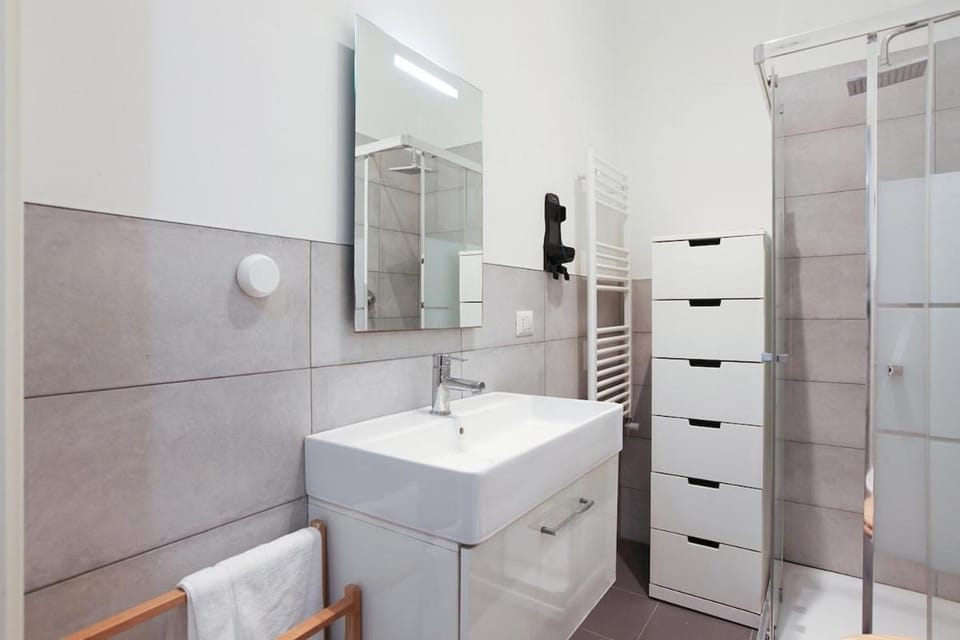 Only 10 min to Duomo with Free Private Parking - Milan Easy Living Apartment in Milan