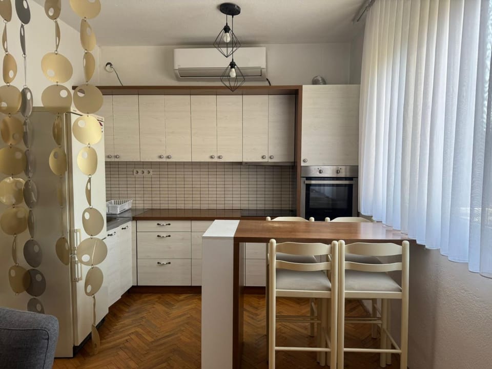Kitchen or kitchenette, Dining area, oven, stove