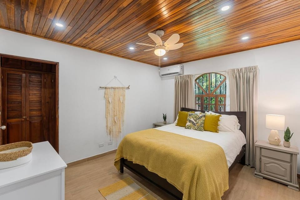 VBM6 Delightful Beachside Cottage Close to Beach Apartment in Tamarindo