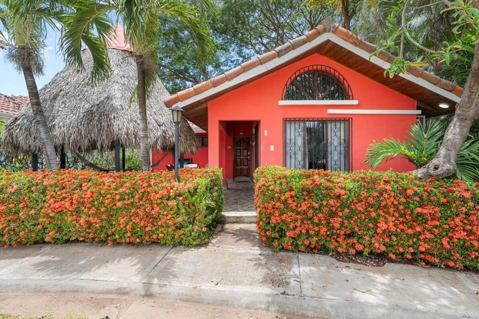 VBM6 Delightful Beachside Cottage Close to Beach Apartment in Tamarindo