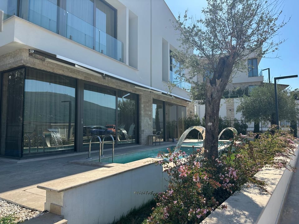 Stylish 4BR Villa with Pool near Porto Novi Villa in Kotor Municipality