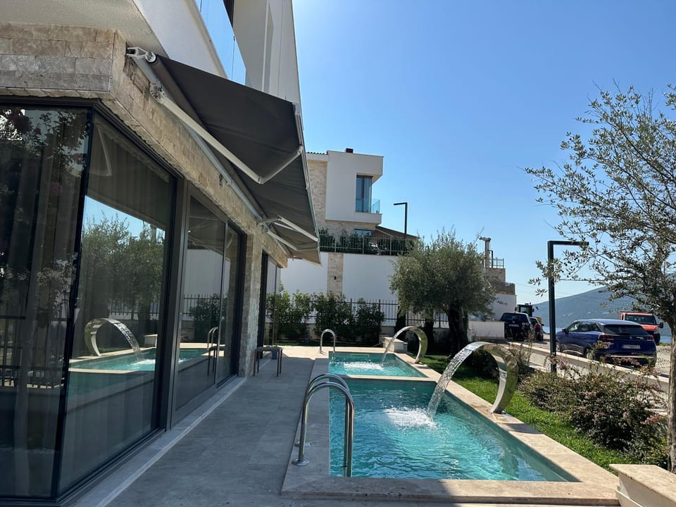 Stylish 4BR Villa with Pool near Porto Novi Villa in Kotor Municipality