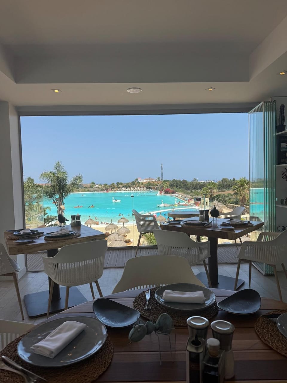Restaurant/places to eat, Lounge or bar, Lake view, Pool view