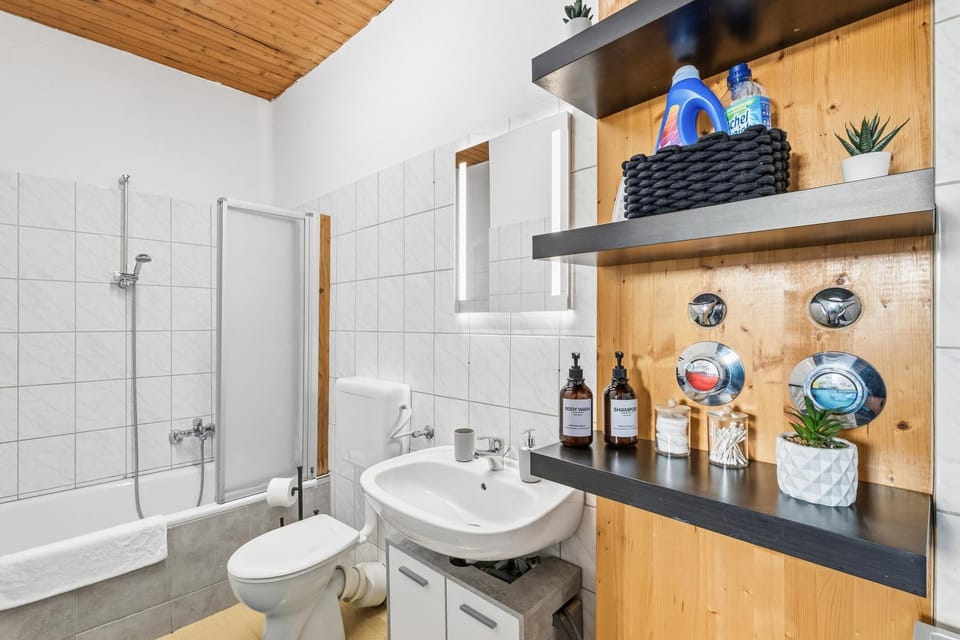Shower, Toilet, Bathroom, Bath, towels