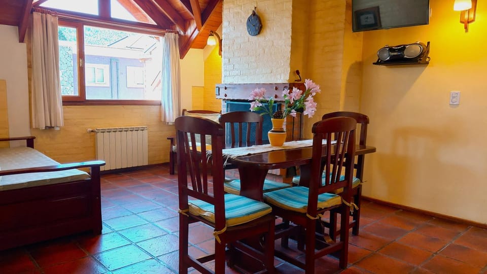 Kitchen or kitchenette, Living room, Seating area, Dining area, internet, stove