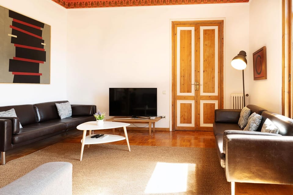 Apartamento Modernista 230 m - 7 Hab - Gran Vía Eixample - Grupos 13 pax- 4 baños- 8min a pie Passeig Gràcia Apartment in Barcelona