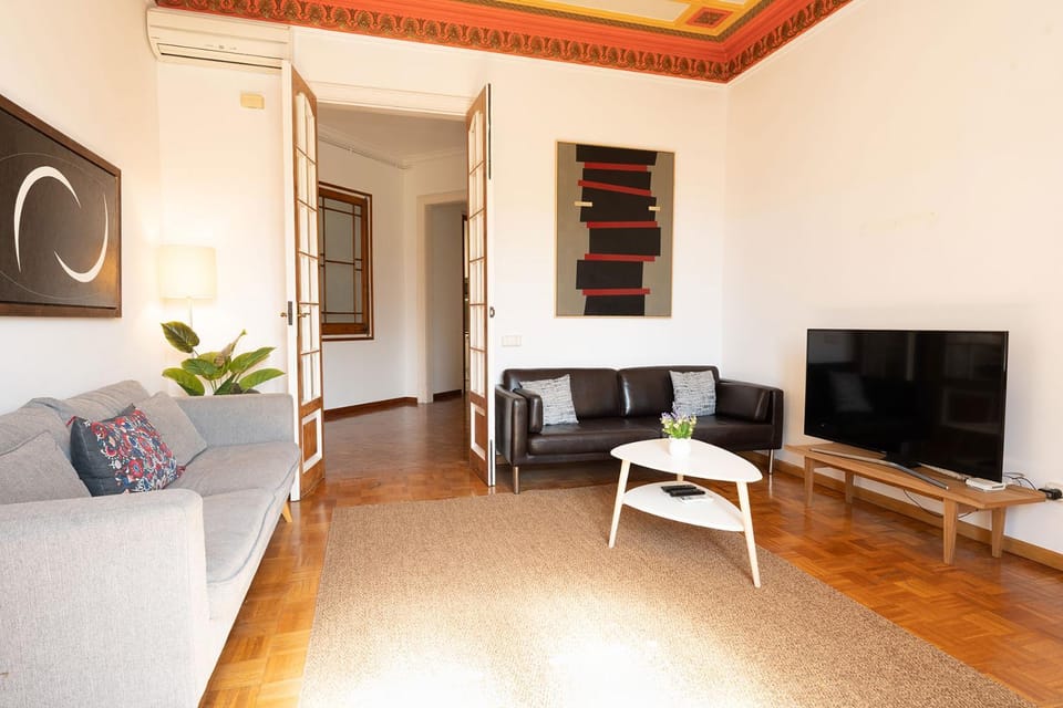 Apartamento Modernista 230 m - 7 Hab - Gran Vía Eixample - Grupos 13 pax- 4 baños- 8min a pie Passeig Gràcia Apartment in Barcelona