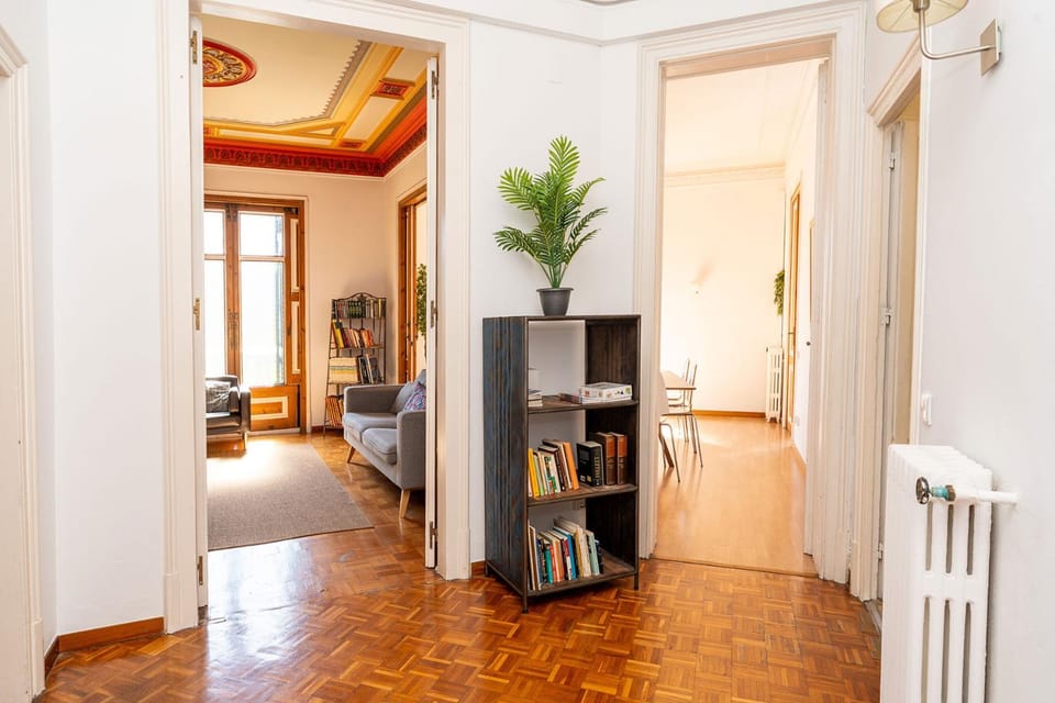 Apartamento Modernista 230 m - 7 Hab - Gran Vía Eixample - Grupos 13 pax- 4 baños- 8min a pie Passeig Gràcia Apartment in Barcelona