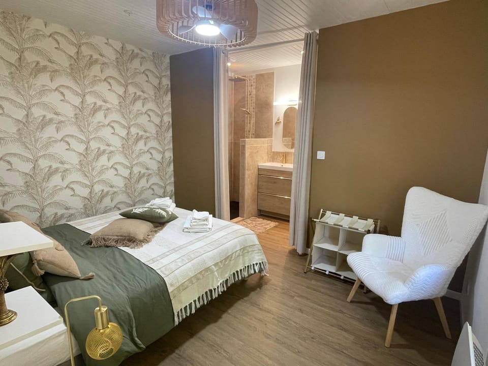 Shower, Bed, Bathroom, Photo of the whole room, Bedroom