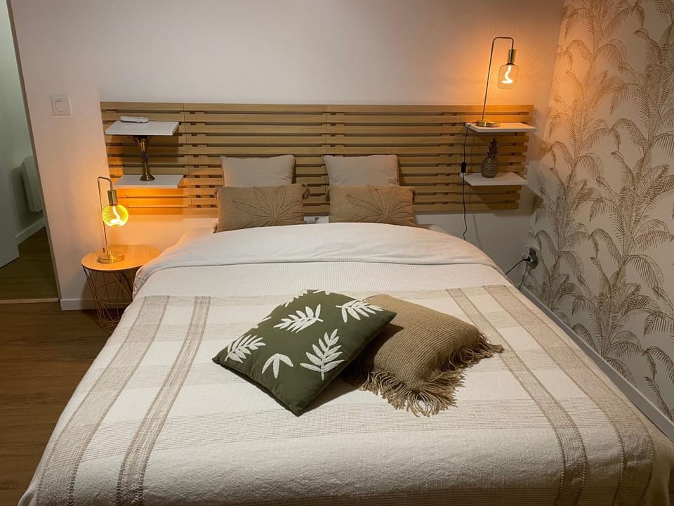 Bed, Photo of the whole room, Bedroom