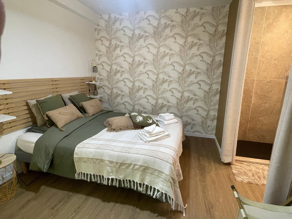Bed, Photo of the whole room, Bedroom, towels