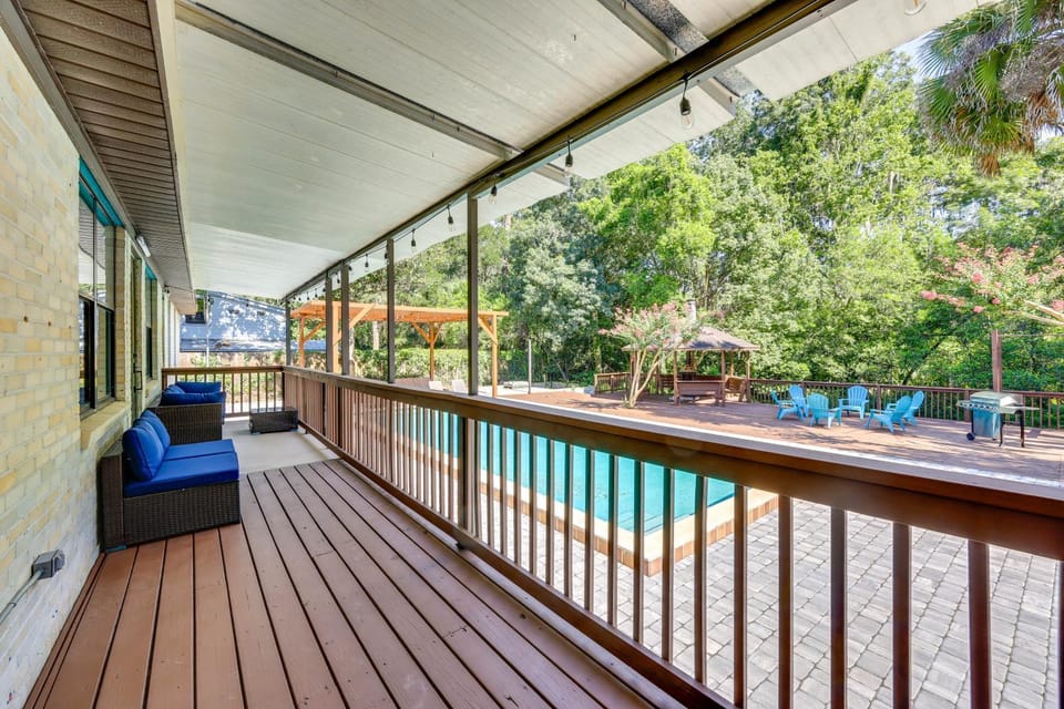 1 Mi to UF Campus: Group Retreat w/ Outdoor Oasis House in Gainesville