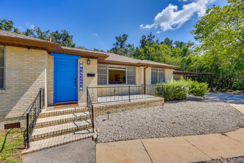 1 Mi to UF Campus: Group Retreat w/ Outdoor Oasis House in Gainesville