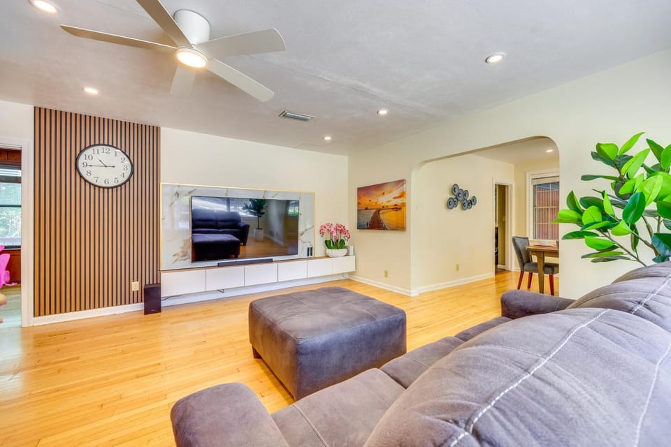 1 Mi to UF Campus: Group Retreat w/ Outdoor Oasis House in Gainesville