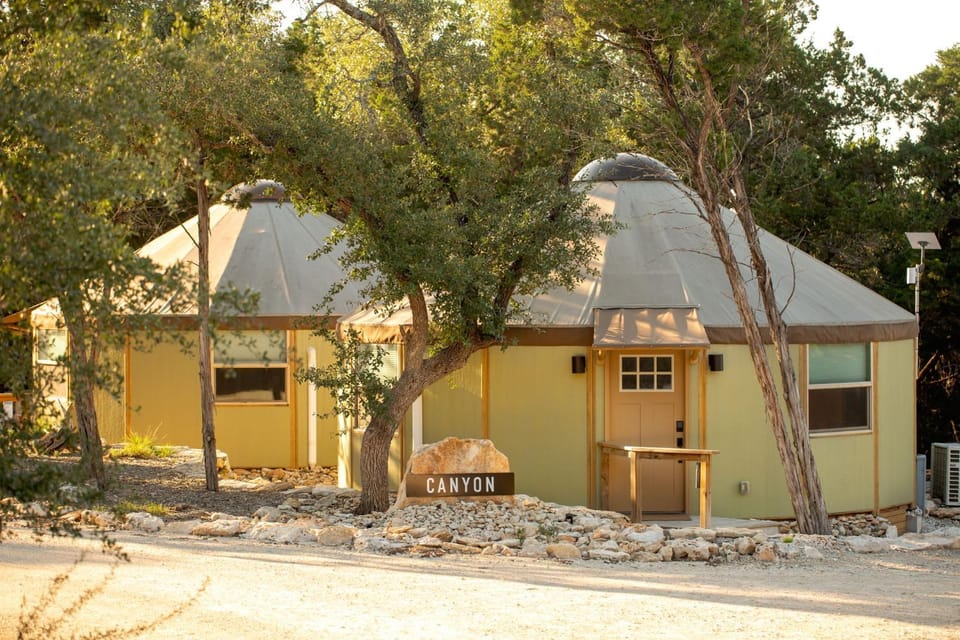 Canyon Family Yurt Cabin - Hot Tub Loft Full Kitchen & Bath Cabin in Canyon Lake
