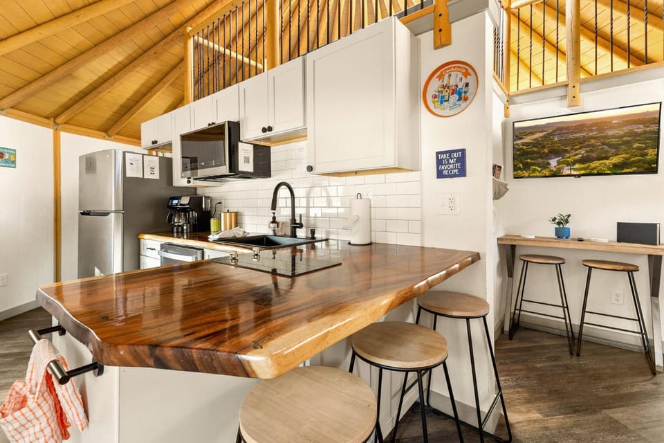Canyon Family Yurt Cabin - Hot Tub Loft Full Kitchen & Bath Cabin in Canyon Lake