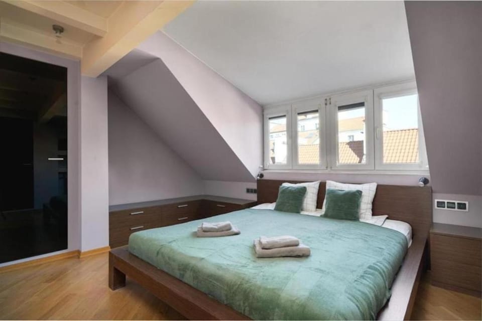 Bed, towels