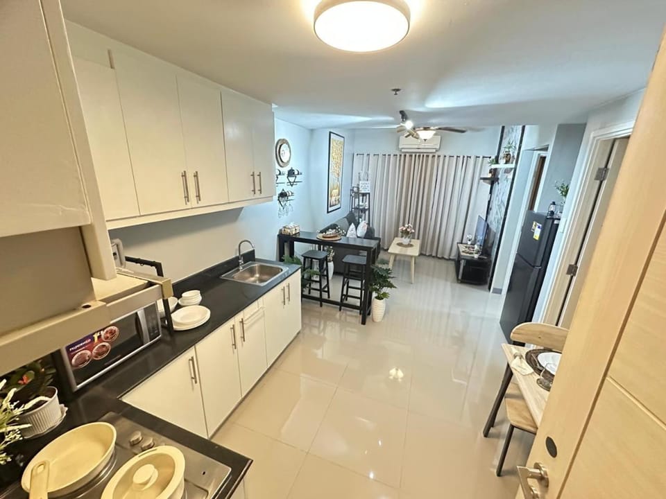 Kitchen or kitchenette, Dining area, minibar