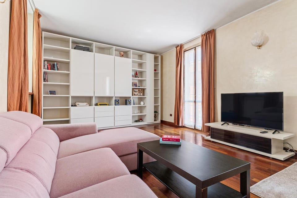Communal lounge/ TV room, TV and multimedia, Living room, Seating area, Dining area
