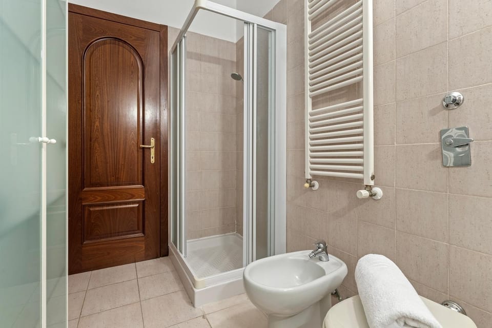 Shower, Toilet, Bathroom, bidet, towels
