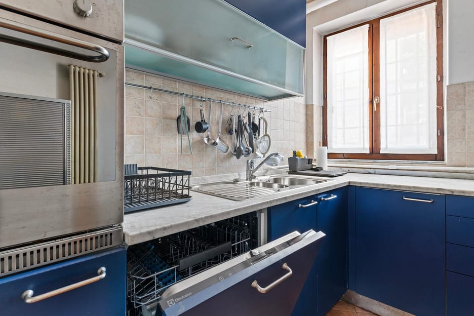 Kitchen or kitchenette, dishwasher, stove