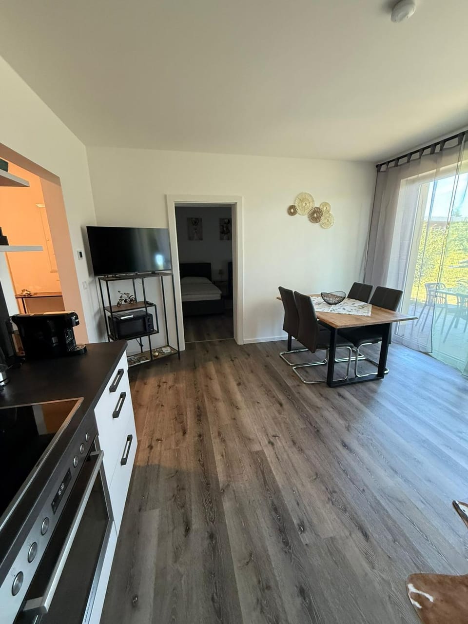 TV and multimedia, Kitchen or kitchenette, Living room, Seating area, Dining area, dishwasher, oven, stove