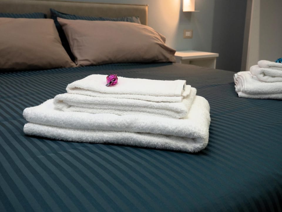 Bed, Photo of the whole room, Bedroom, towels