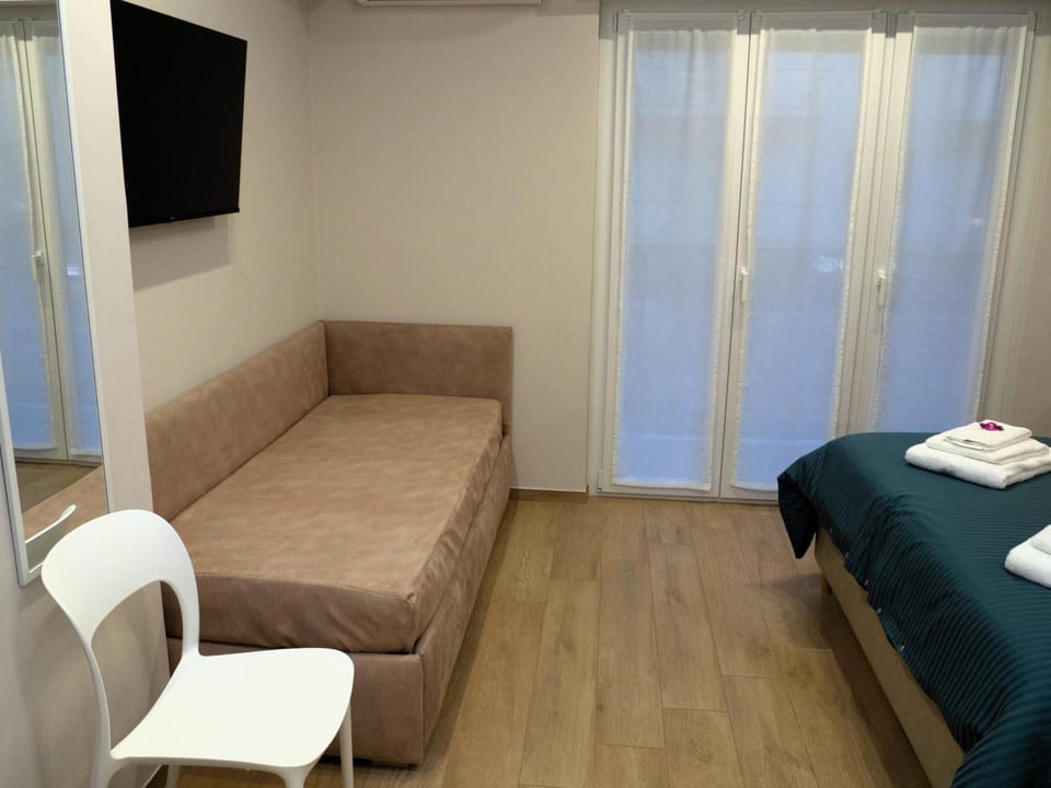 Bed, TV and multimedia, Photo of the whole room, Bedroom, towels