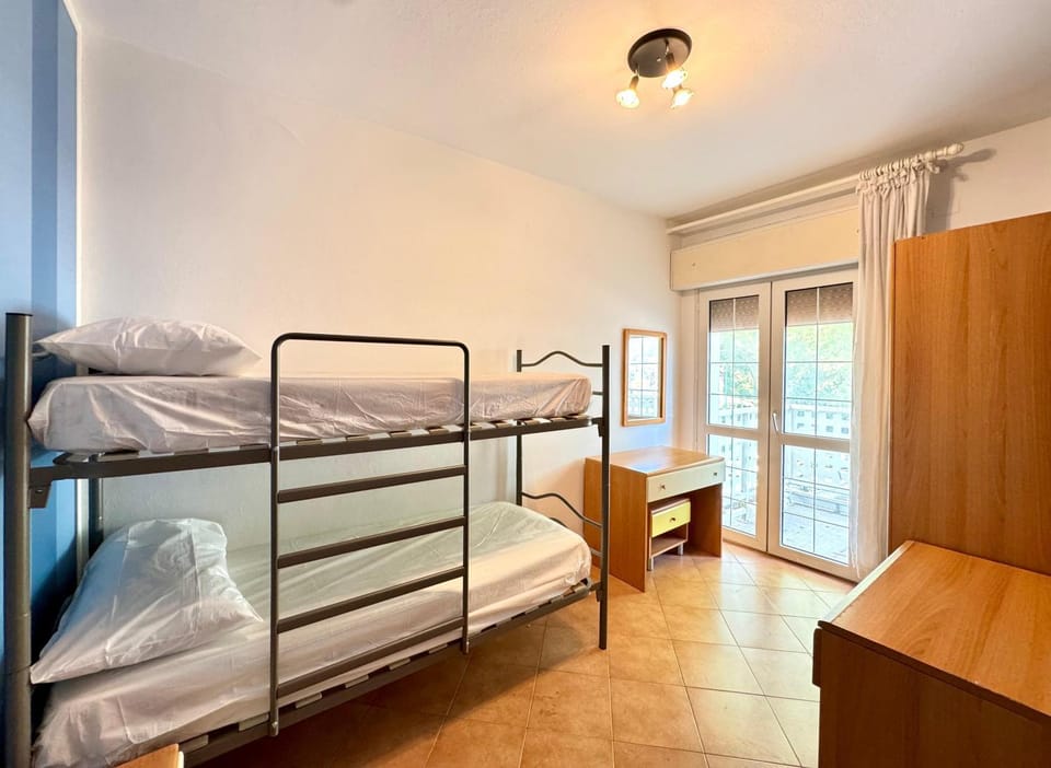 Bedroom, bunk bed