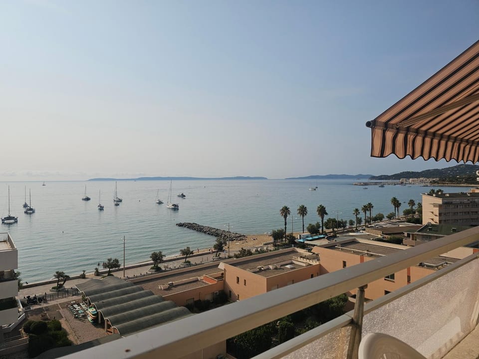 Appartement T4, 6 pers, vue mer, 20 m plage Apartment in Le Lavandou