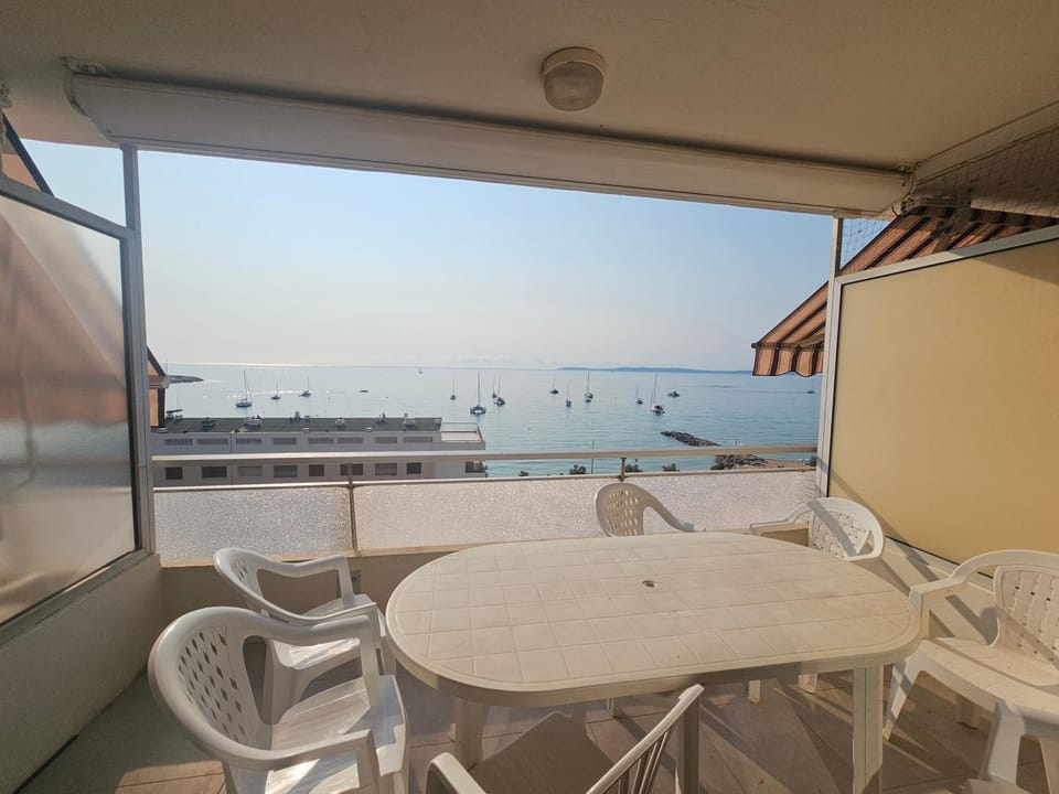Appartement T4, 6 pers, vue mer, 20 m plage Apartment in Le Lavandou