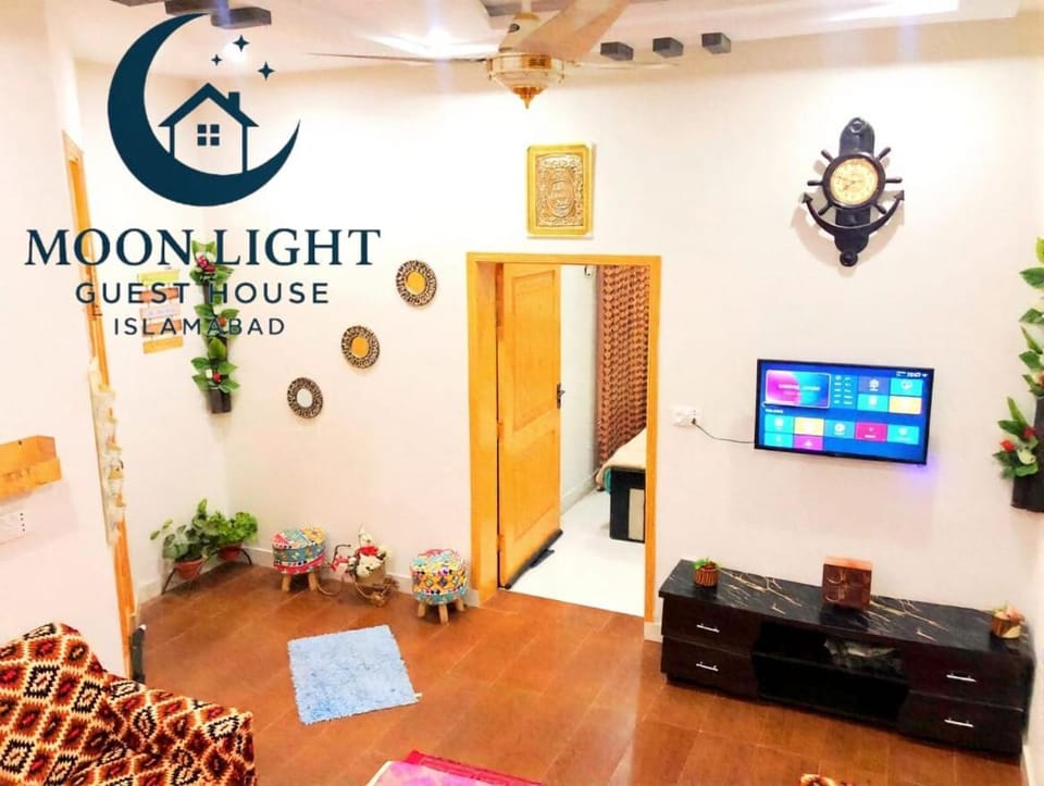 Communal lounge/ TV room, TV and multimedia, Evening entertainment, Text overlay