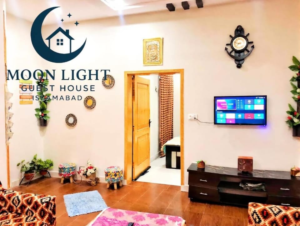 Communal lounge/ TV room, TV and multimedia, Evening entertainment, Text overlay