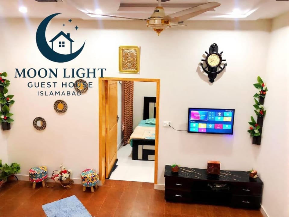 Communal lounge/ TV room, TV and multimedia, Evening entertainment, Text overlay