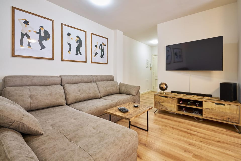 Communal lounge/ TV room, TV and multimedia, Living room, Seating area, Evening entertainment