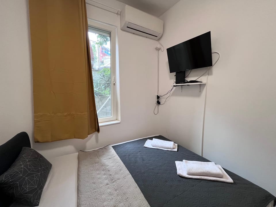 Bed, TV and multimedia, Bedroom, towels, air conditioner