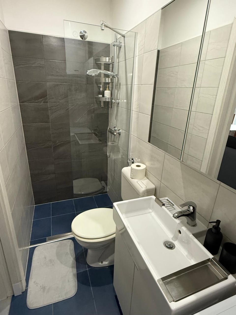 Bathroom, towels