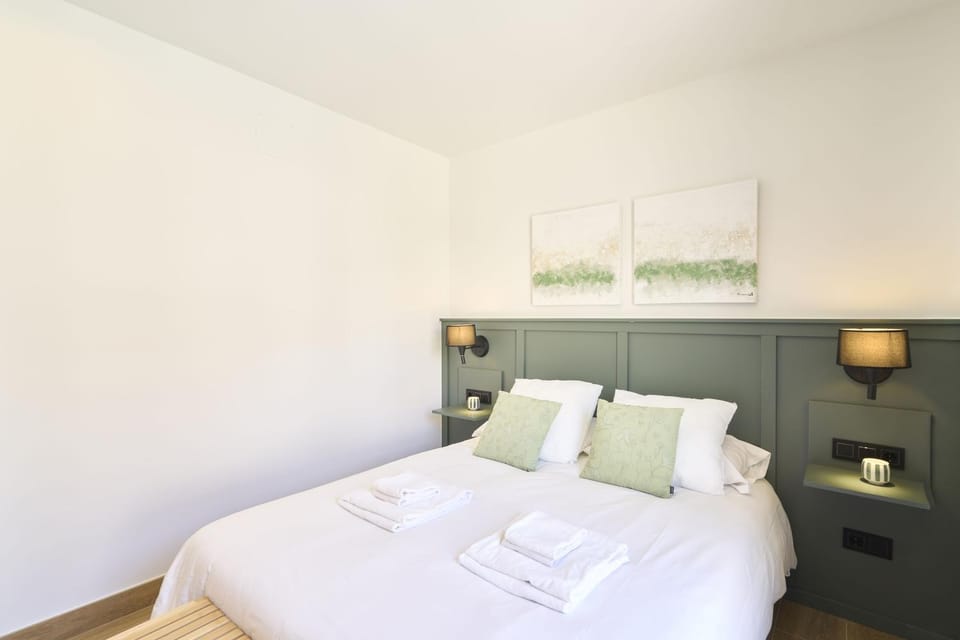 Bedroom, towels