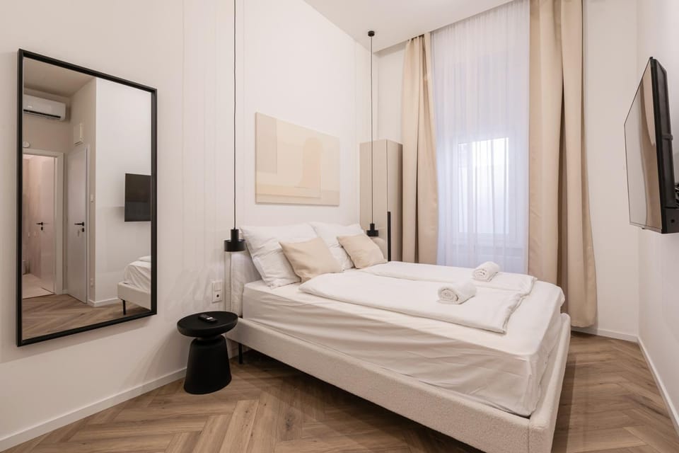 Bed, TV and multimedia, Photo of the whole room, Bedroom, towels, wardrobe