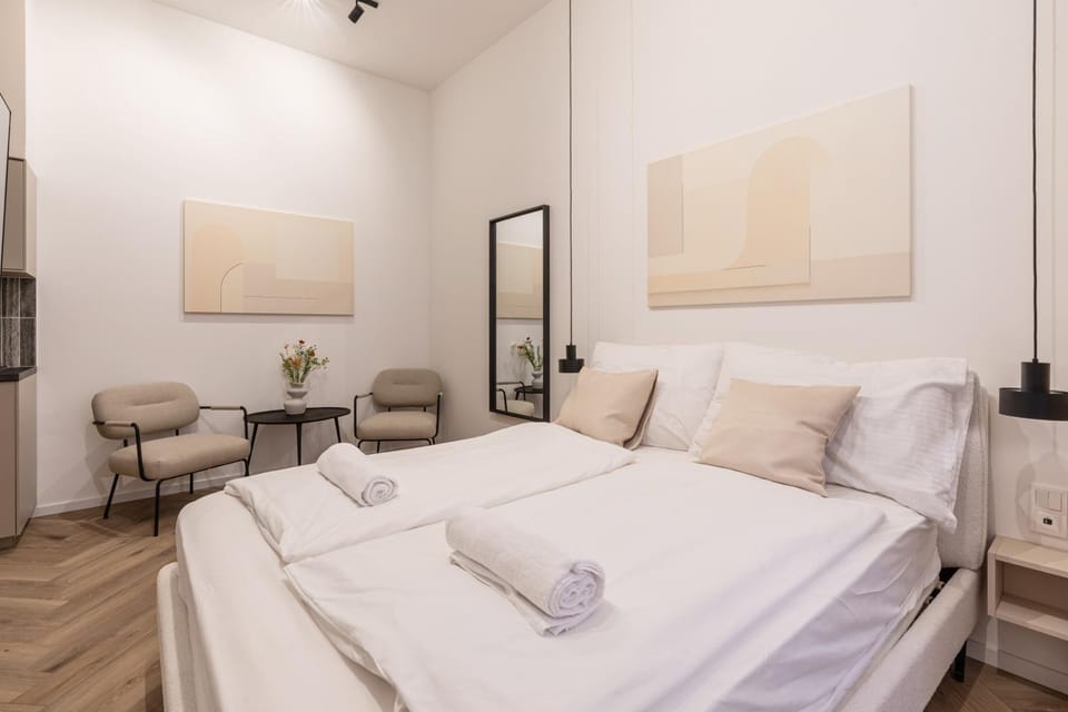 Bed, Photo of the whole room, Decorative detail, Seating area, Bedroom, internet, towels