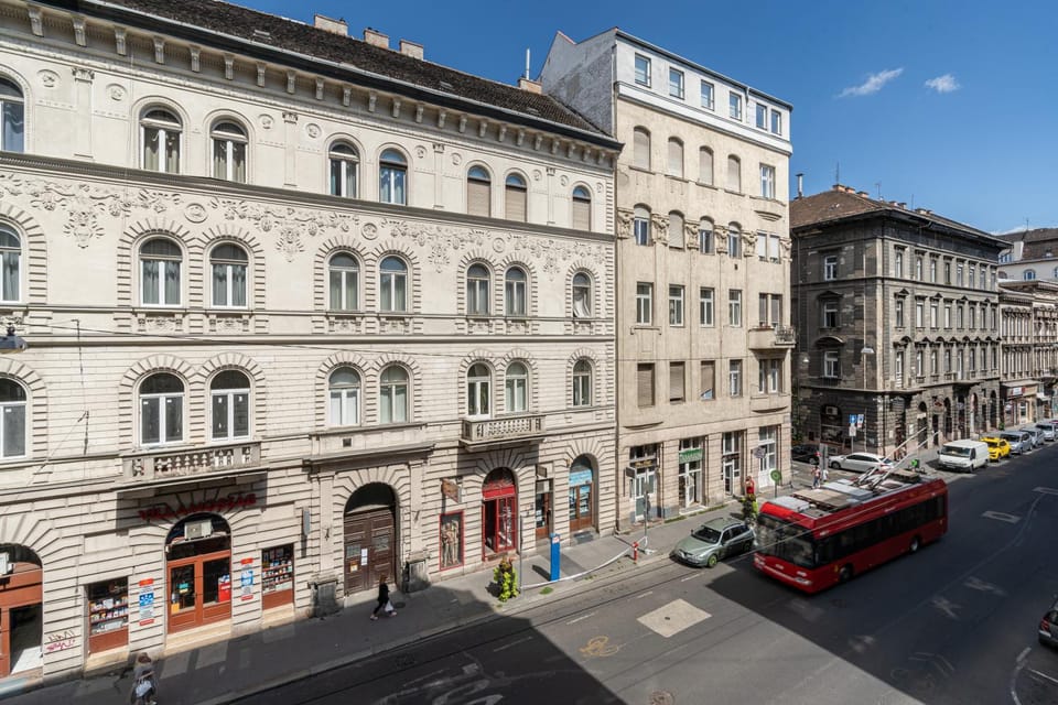 Day, Neighbourhood, City view, Street view, Location