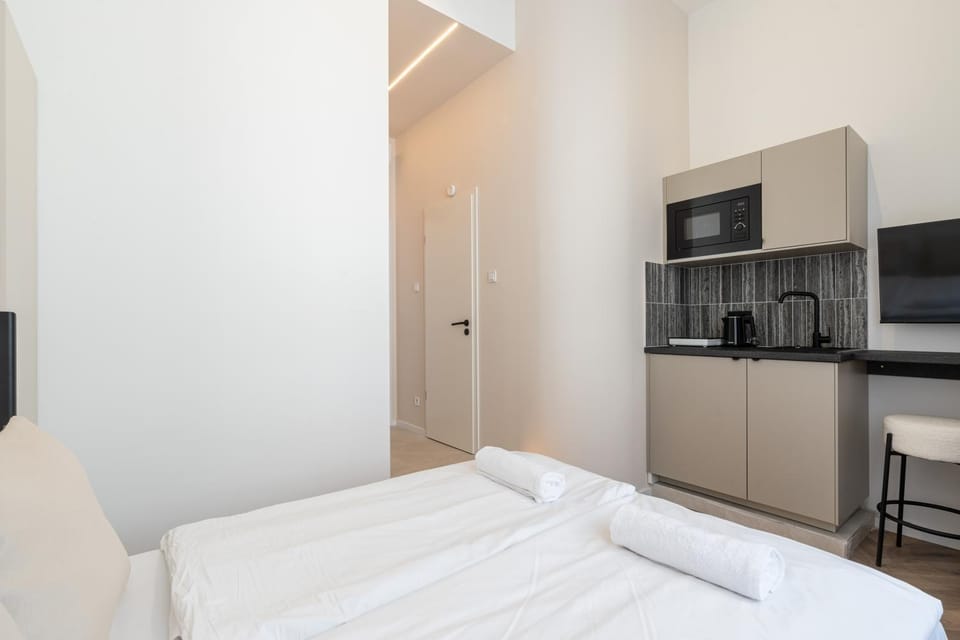 Bed, TV and multimedia, Coffee/tea facilities, Kitchen or kitchenette, Photo of the whole room, Decorative detail, Bedroom