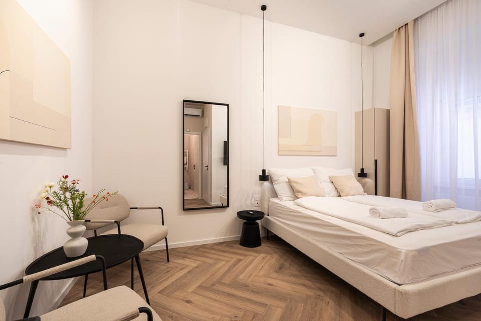 Bed, View (from property/room), Photo of the whole room, Decorative detail, Seating area, Bedroom, wardrobe