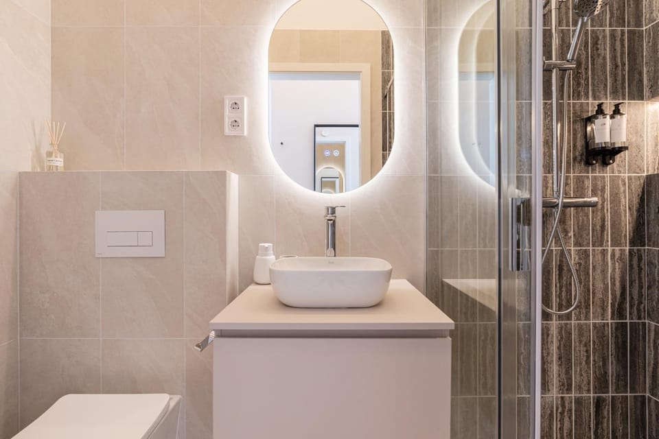Shower, Toilet, Bathroom, towels