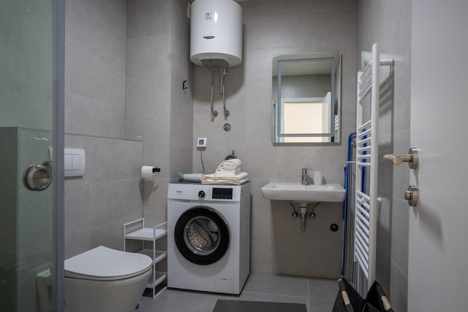 Toilet, Bathroom, towels, washing machine